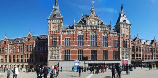 Messerstecher mit deutschem Aufenthaltstitel greift in Amsterdam an – Nun stechen Merkels Gäste auch in den Niederlanden zu Amsterdam Centraal.