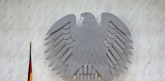 Armut per Gesetz – Arm dank Altparteien oder die Armutspolitik der amtierenden Merkel-Regierung Bundesadler und Deutschlandfahne.