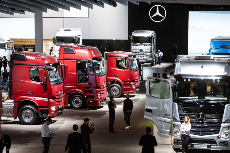 Die Reihen fest geschlossen auf der Leitmesse für Nutzfahrzeuge in Hannover oder heute und auch tomorrow: Driving – und gerne unter einem guten Stern