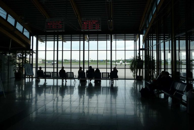 Wartn auf einem Flughafen.