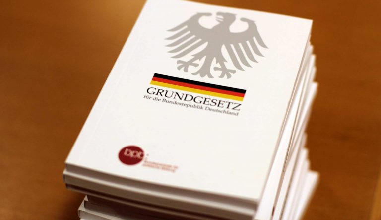Das Grundgesetz in einem Buch.