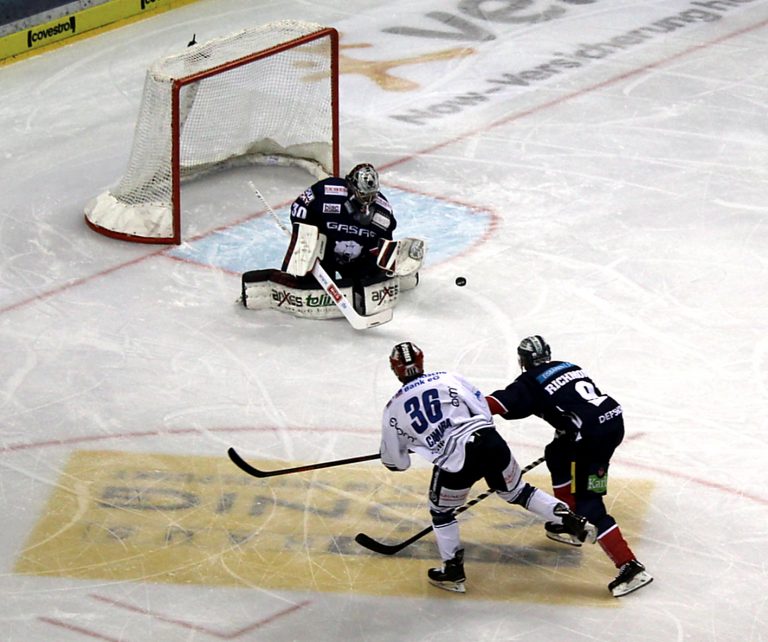Hattrick und Heimsieg: Jamie MacQueen trifft dreifach – Eisbären Berlin rupfen Iserlohn Roosters