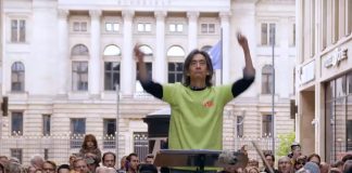 »Friedlicher, sangesfreudiger Mob» – Symphonic Mob mit Robin Ticciati am Sonntag in Berlin Kent Nagano dirigiert den "Symphonic Mob" am 16. Mai 2016 in Berlin.