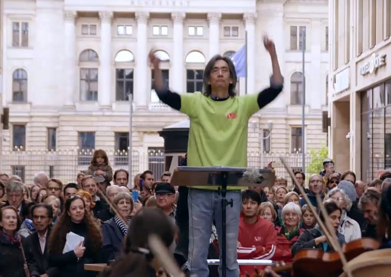 Kent Nagano dirigiert den "Symphonic Mob" am 16. Mai 2016 in Berlin.