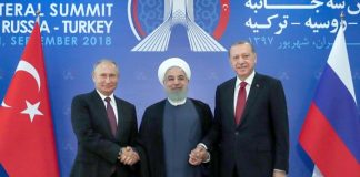 Nach dem Dreiergipfel von Erdogan, Putin und Rohani in Teheran, während des Mega-Manövers „Wostok 2018“ und vor der Rückeroberung der Dschihadistenhochburg Idlib Putin, Rohani und Erdogan in Teheran Anfang September 2018.