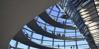 Wenn Merkel, Seehofer und so weiter am Volk vorbeiregieren und Wahn mit Wirklichkeit verwechseln Reichstag in Berlin