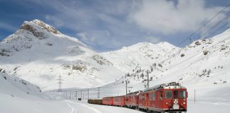 Ist der Zug schon wieder abgefahren? – Der Eissportverein Zug gewinnt 5:3 bei den Berliner Eisbären im Wellblechpalast Ein Zug im Schnee der Schweiz.