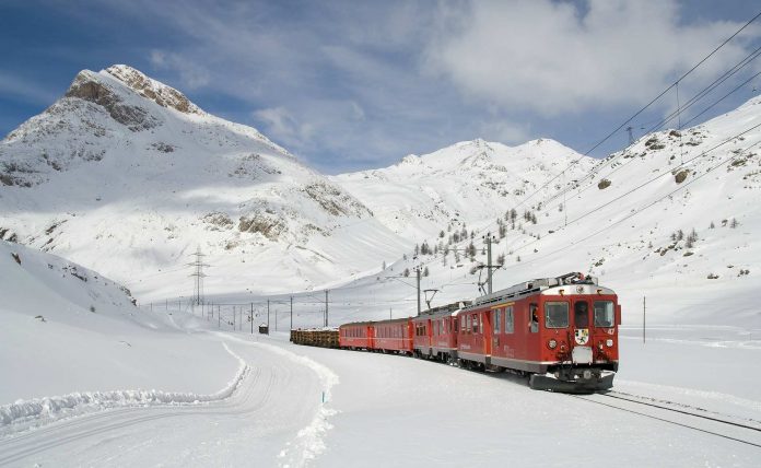 Ein Zug im Schnee der Schweiz.