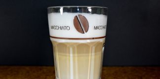 Latte Macchiato- und Lifestyle-Linke im freien Fall Latte Macchiato (kurz: Latte).