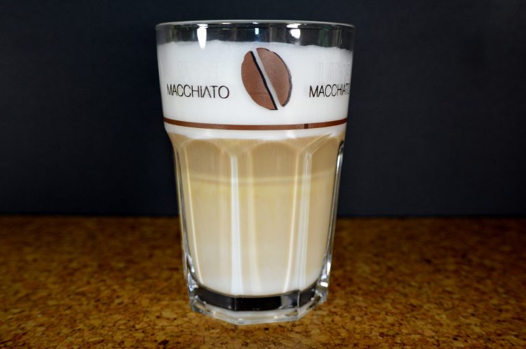 Latte Macchiato (kurz: Latte).