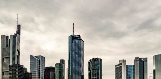 Große Refinanzierungsprobleme und also Geldprobleme in Bankfurt Bankfurt im Blick.