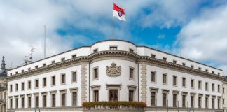 10 plus x für die SPD in Hessen – Starke Verluste drohen bei der Hessenwahl für SPD und CDU – Gewinne für AfD und Bündnisgrüne Ein Blick auf den Hessischen Landtag in Wiesbaden.