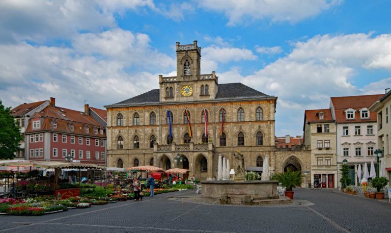 Vor dem alten Rathaus von Weimar.