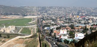 Ansturm von Asylanten oder Maßnahmen gegen Migranten an der Grenze der Vereinigten Staaten von Amerika zu Mexiko