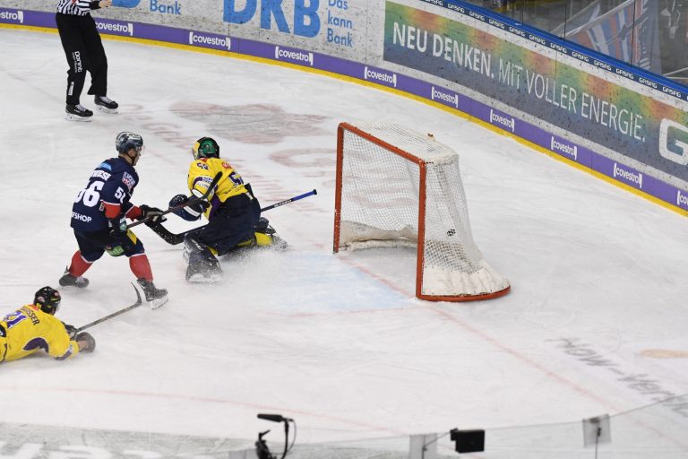 Drei Punkte und ein Verletzter – Mühsamer Heimsieg der Eisbären Berlin gegen Pinguine aus Krefeld