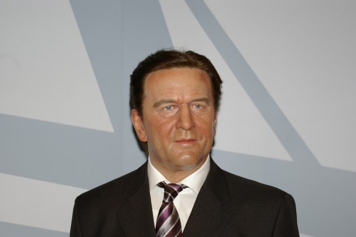 Gerhard Schröder als Bundeskanzler beziehungsweise Wachsfigur.