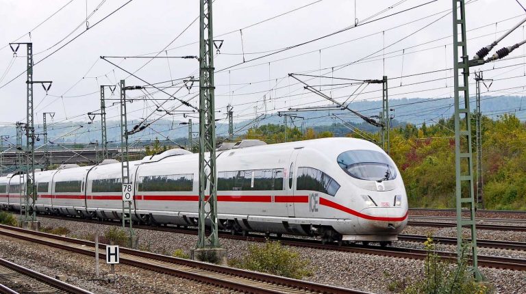 Ein ICE auf einer DB-Trasse.