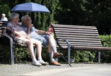 Arm im Alter: Millionen Beschäftigte erwartet eine Hungerrente Parkbank.