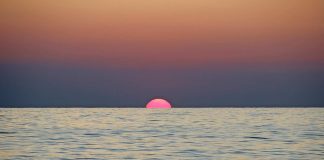 Migrant aus Somalia nach Vergewaltigung einer 68-jährigen Frau festgenommen Sonnenuntergang am Mittelmeer.