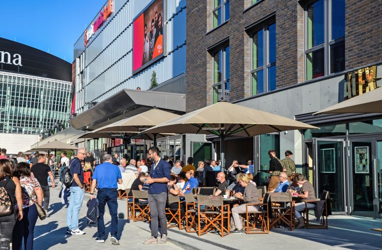 Essen, Trinken, Fröhlichsein in einem Lokal der Alex-Kette in der neuen Entertainmentdestination am Berliner Mercedes Platz