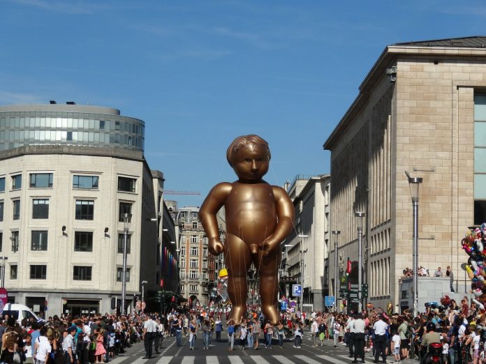 Ein besonders großer Manneken Pis in Brüssel.