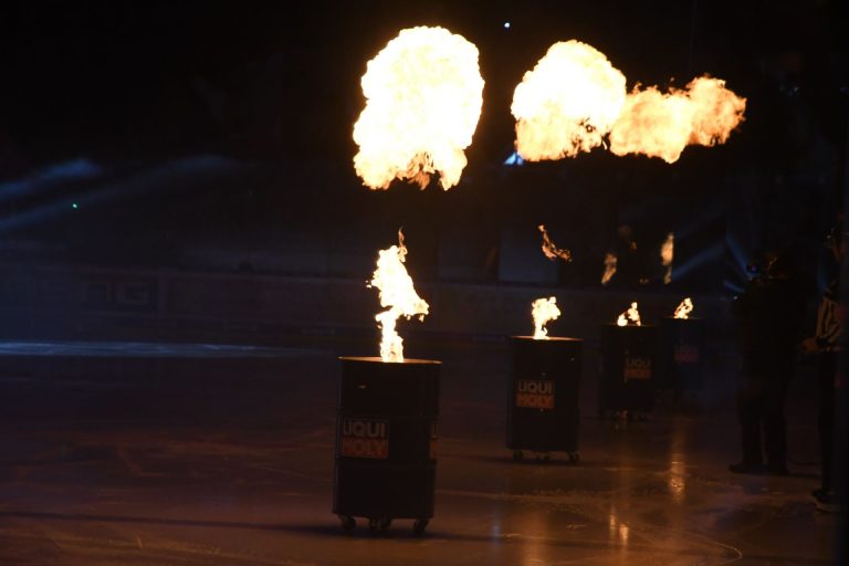 Fotoreportage: Erst Feuer auf dem Eis, dann katastrophales Eiskratzen der Berliner Eisbären