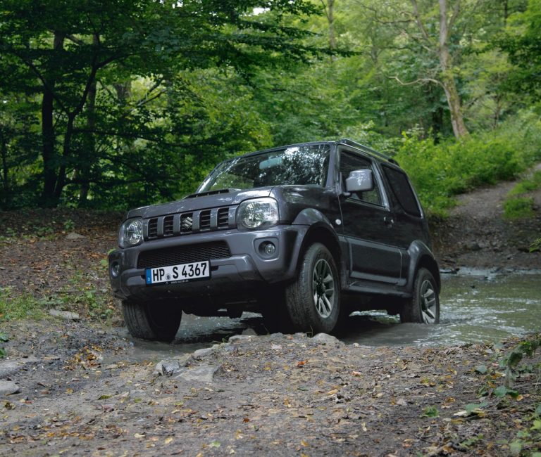 Off-roading mit dem neue Jimny oder die alte Gelände-Legende lebt