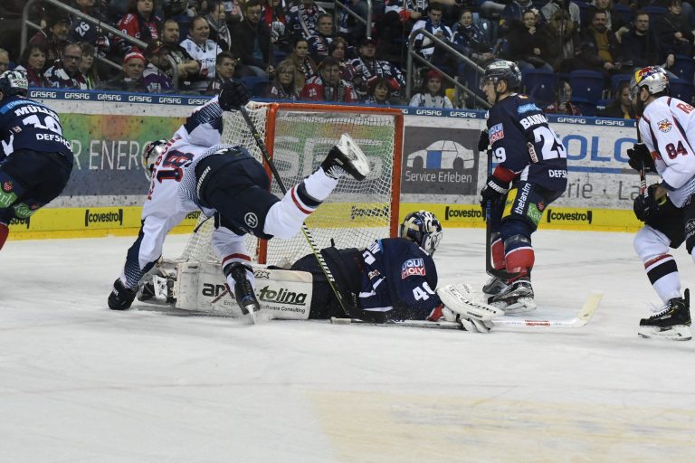 Fotoreportage: Kantersieg mit halber Kraft voraus oder Jugend voran beim Eishockey in der Begegnung zwischen Berliner Eisbären und Münchner Rotbullen