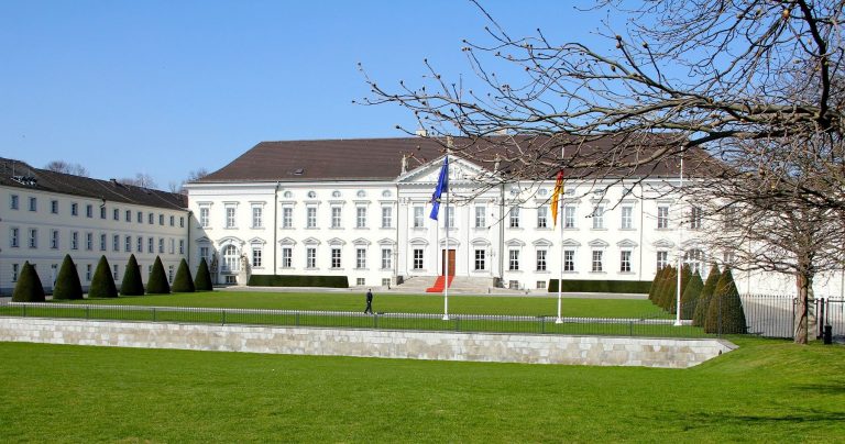 Frank-Walter Steinmeier und dessen wiederholte Unterstellungen von Angst vor der Impfung – Omikron-Diskussion oben im Schloss Bellevue