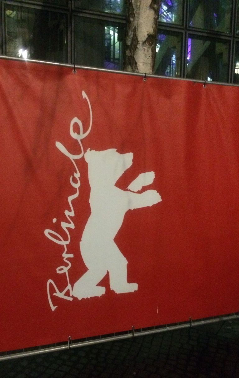 Glosse: Schweine sind Allesfresser – und die Frage: Welches Schwein wird auf der Berlinale seine eigene Scheiße fressen und zwar unter Beifall?