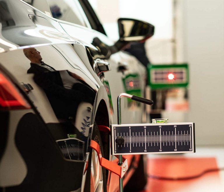 Carglass bringt Kameras nach Scheibentausch exakt auf Spur – In München wurde ein eigenes Kalibrierungs-Zentrum eröffnet