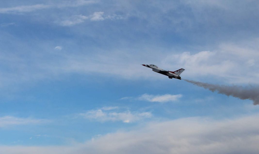 Ein Kriegsflugzeug der VSA am Himmel. Quelle: Pixabay, Foto: MaxWaidhas