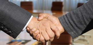 Zungenschlag statt Handschlag oder Ein alter Mann steckt einem Knaben die Zunge raus und fordert ihn auf, diese zu lutschen – Wenn das nicht neckisch ist, was dann?