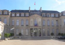 Francois Bayrou bietet Emmanuel Macron seinen Rücktritt an – Der Präsident sitzt weiter im Élysée-Palast trotz Posse und Pleite