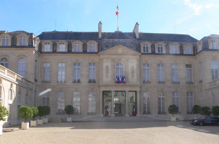 Francois Bayrou bietet Emmanuel Macron seinen Rücktritt an – Der Präsident sitzt weiter im Élysée-Palast trotz Posse und Pleite