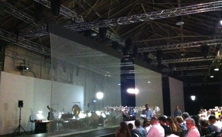 „Z“ von Minas Borboudakis oder er lebt, der wissende Mensch – in der Reithalle München