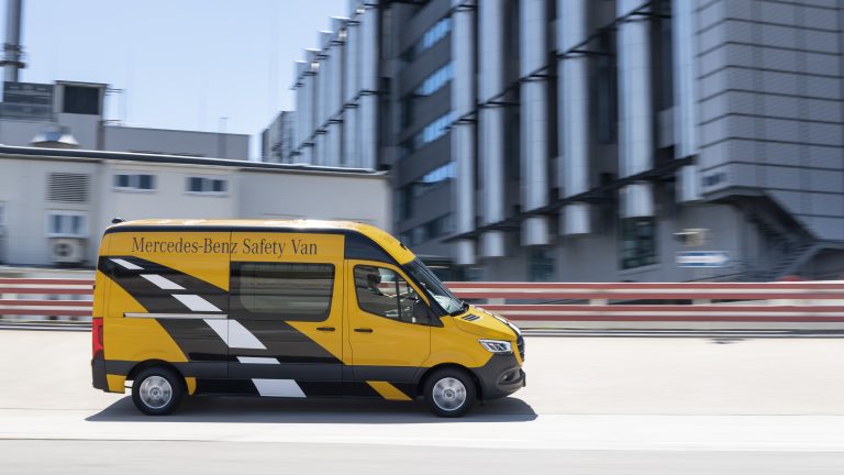 Neuer Sprinter mit modernsten elektronischen Helfern – Mercedes-Benz-Transporter sind so sicher wie Pkw’s