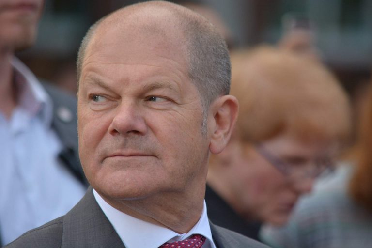 Kanzler Scholz gibt den Watschenmann – Zensur und Selbstzensur kaschieren das deutsche Elend, derweil die Rechtsstaatlichkeit schwindet
