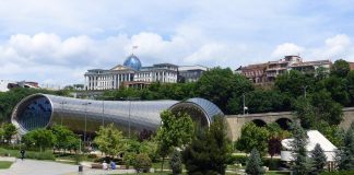 „Georgische Diebesbanden“ und „Asylmissbrauch von Georgiern, die in Deutschland auf Raubzug gehen“? – Friede, Freude, Eierkuchen in und um Tiflis oder Mord und Totschlag?