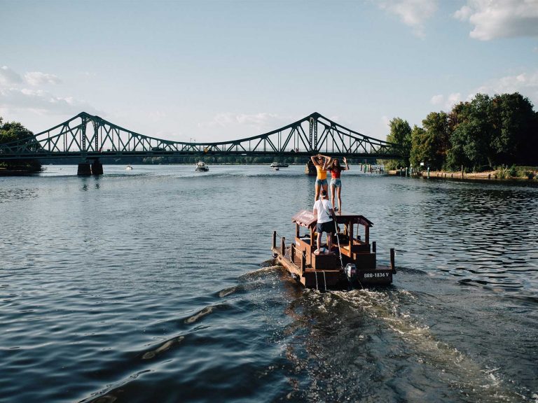 Famos auf einem Floß wie Huckleberry Finn und Tom Sawyer – Abenteuer-Touren auf Havel und Spree sowie ungezählten Seen mit einem Floß von Huckleberrys