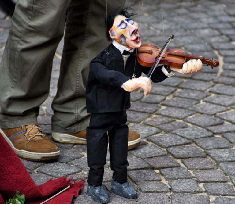 Ein desertierter Soldat, eine Königstochter, eine Geige und der Teufel im Bühnenwerk „Die Geschichte vom Soldaten“ vom Igor Strawinsky im Salzburger Marionettentheater