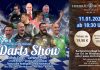 Mit Pfeilen auf eine runde Scheibe werfen – Darts Show im Hofbräu München Wirtshaus Berlin mit Voltage und The Iceman