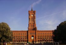 Glosse: Der Preis von Wegners Wagen für einen Umzug von Schwulen und Lesben in der hochverschuldeten Migrantenmetropole Berlin ist heiß oder Hauptsache Arschficken und Arschkriechen!