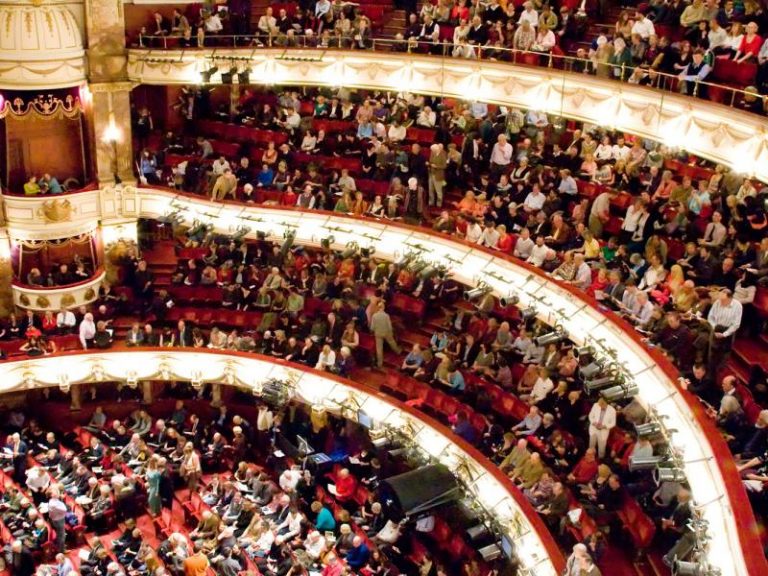 Das weltweit erste Drive-In-Opernhaus: Initiative der English National Opera im Zeichen des Corona-Virus