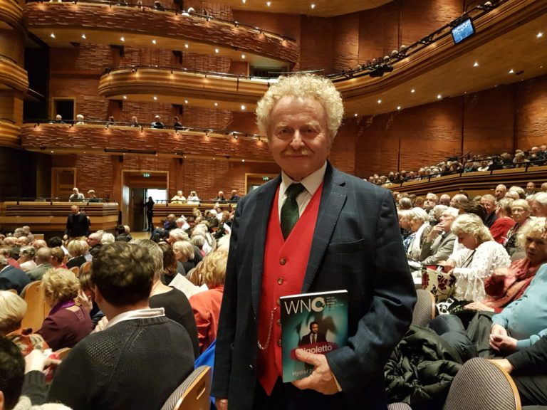 Topfpflanzen im Zuschauerraum und stumme West-End-Musicals