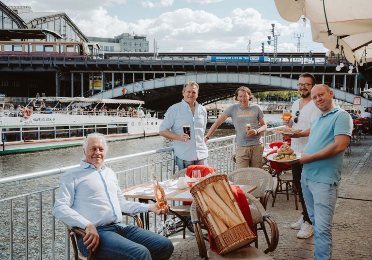 Kölsch und Austern – Fünf Gastronomen bewirtschaften gemeinsam die Uferterrasse am Berliner Schiffbauerdamm