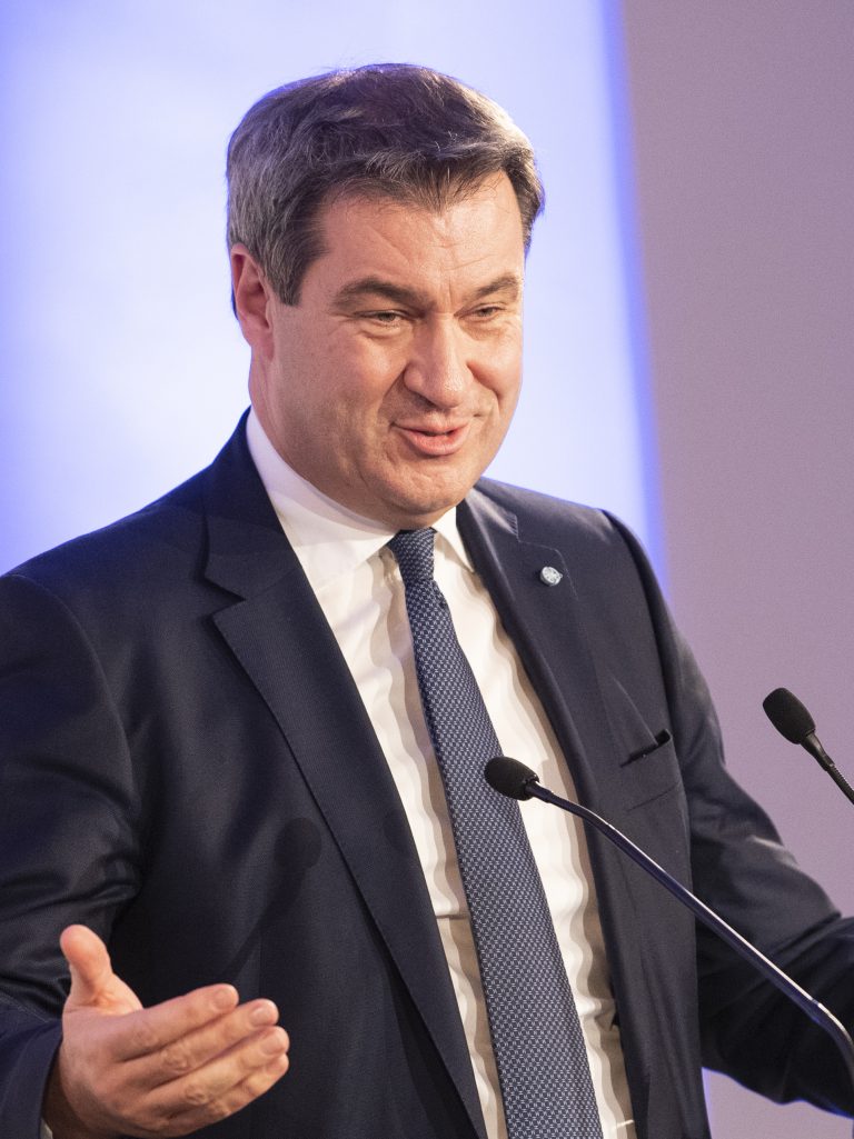 Kommentar: Premium für den Pöbel? – „Exklusiv-Rechte“ für Gespritzte! – Markus Söder (CSU) plaudert vor Presse aus dem Nähkästchen und präsentiert einen miesen Mix aus Zuckerbrot und Peitsche