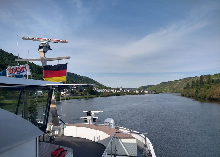 Mit Richtungspfeilen und Masken auf Rhein und Mosel Eine