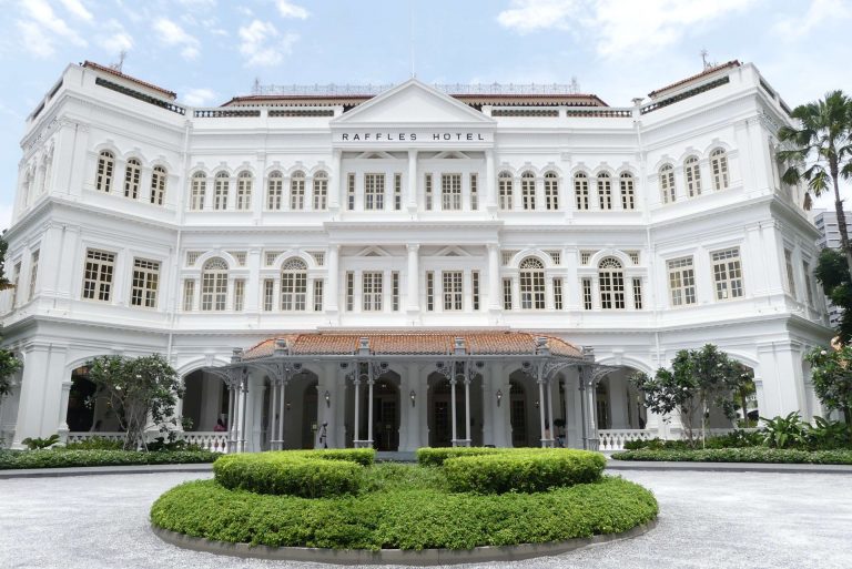 Von wilden Tigern an der Bar und Erdnüssen auf den Tischen – Das berühmte Raffles Hotel in Singapur steckt voller Geschichten und Geschichte