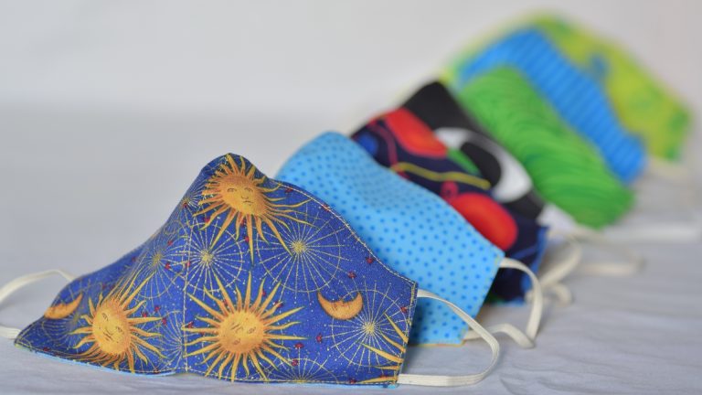 Eine Maske ist kaum ein Hindernis für Viren